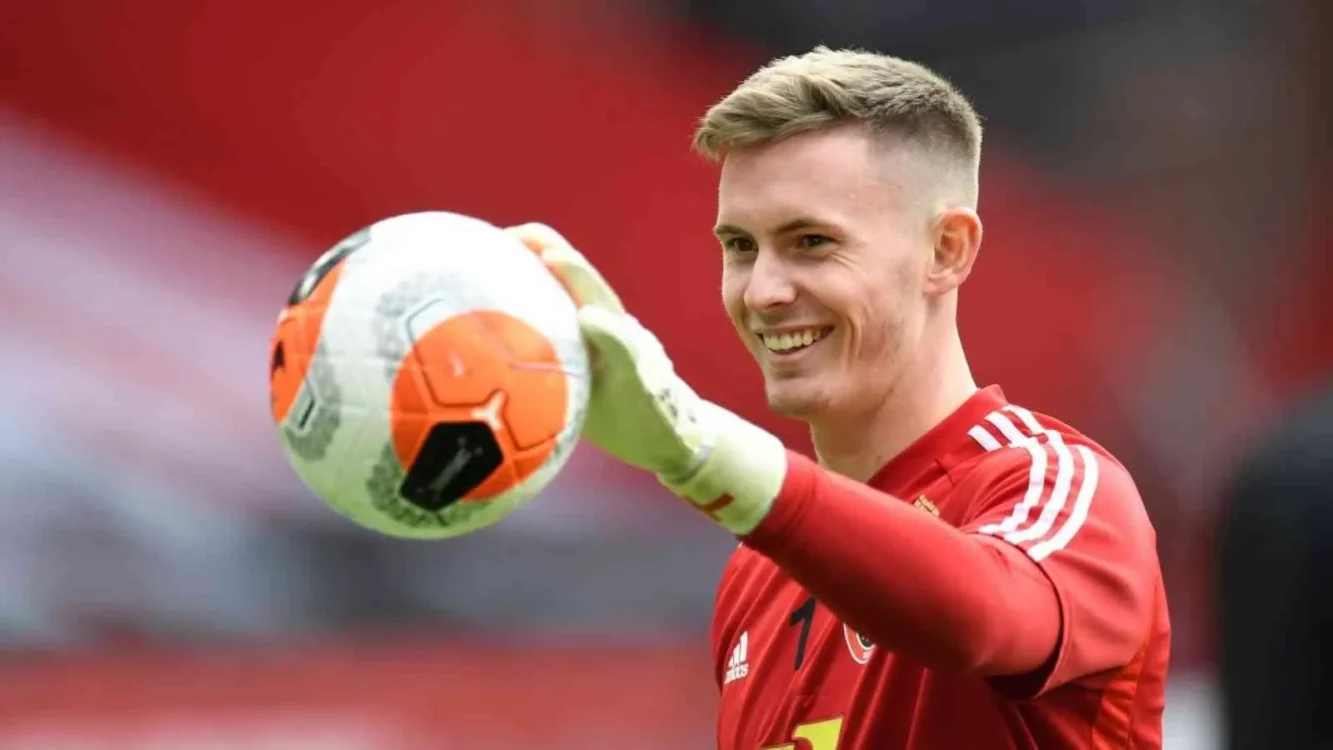 Dean Henderson melakukan pemanasan saat masih bermain untuk Sheffield United