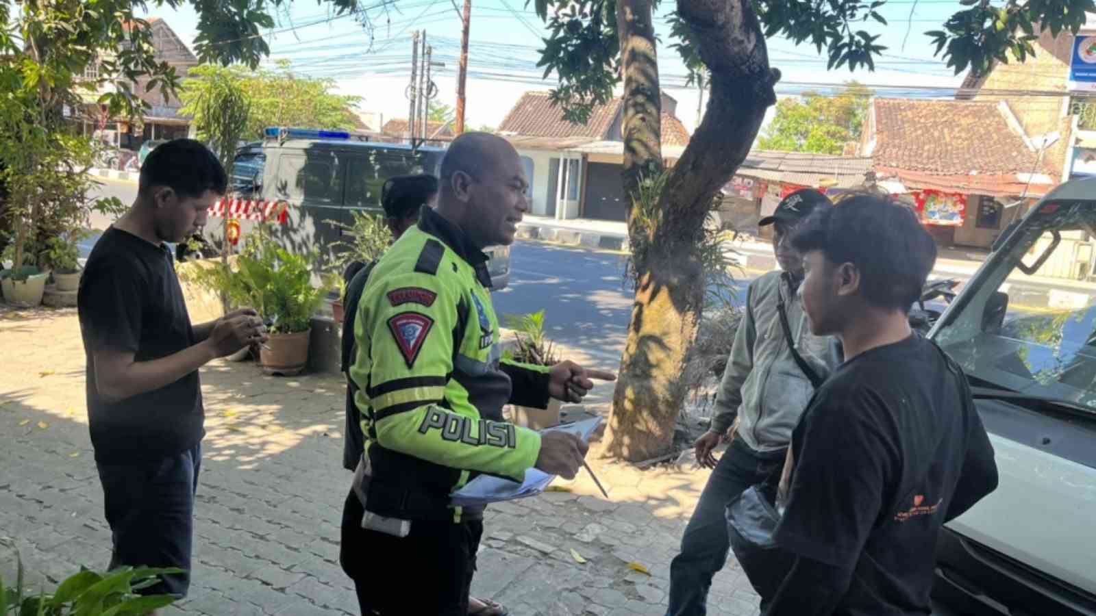 Diduga Terobos Lampu Merah, Honda Vario Tabrakan dengan Suzuki Carry di Simpang Tiga Cepit Bantul