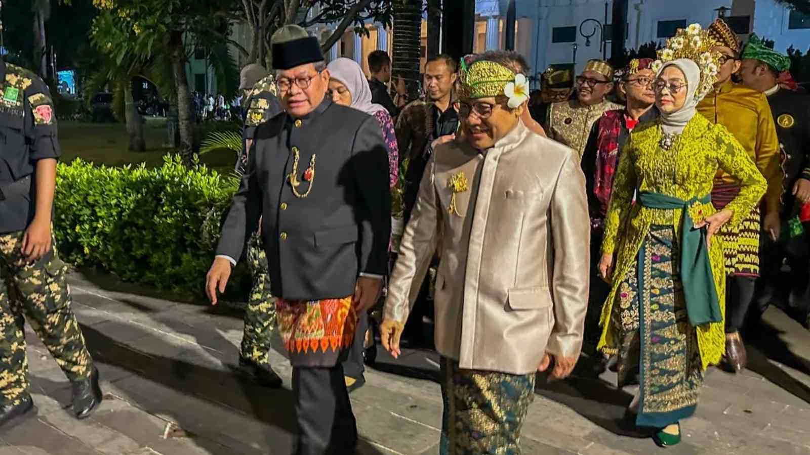 Gubernur DKI Jakarta Pramono Anung (kiri) bersama Ketua Umum Dewan Pengurus Pusat Partai Kebangkitan Bangsa Abdul Muhaimin Iskandar (kedua kiri) berjalan menuju Taman Fatahillah, Jakarta, Rabu (22/7/2026) malam. ANTARA/Rio Feisal