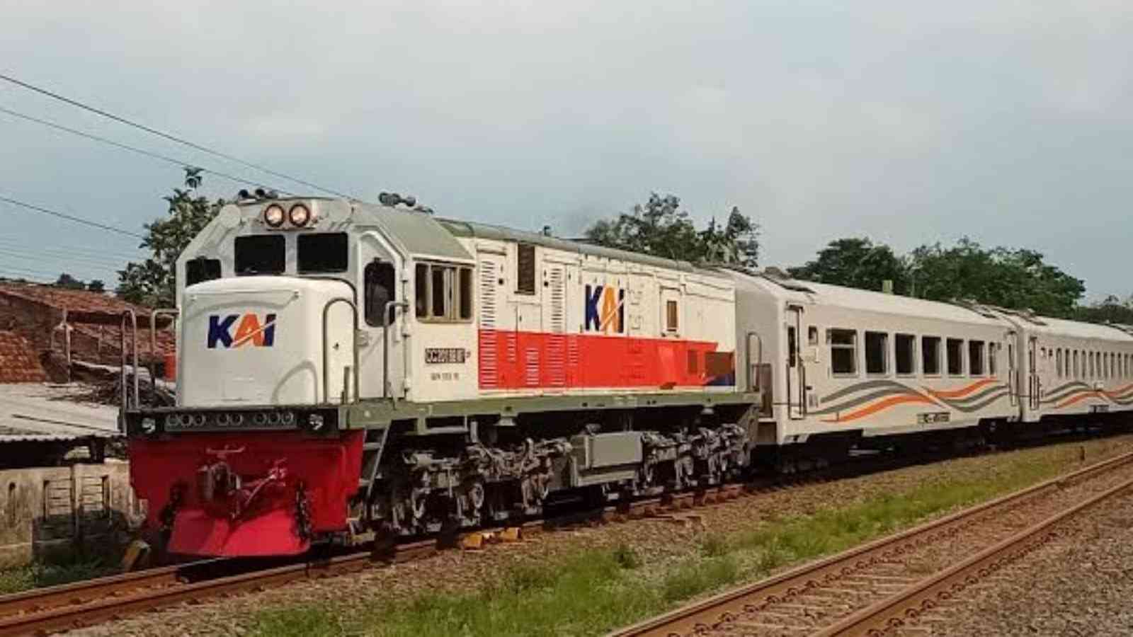 KA Nyaris Tabrak Truk di Perlintasan Kertosono Gegara Penjaga Palang Pintu Tertidur