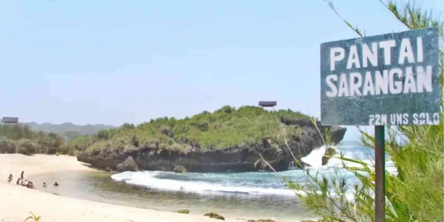 Keunikan Pantai Sarangan Gunungkidul, Pantai Kecil dengan Tebing Eksotis dan Ombak Bersahabat
