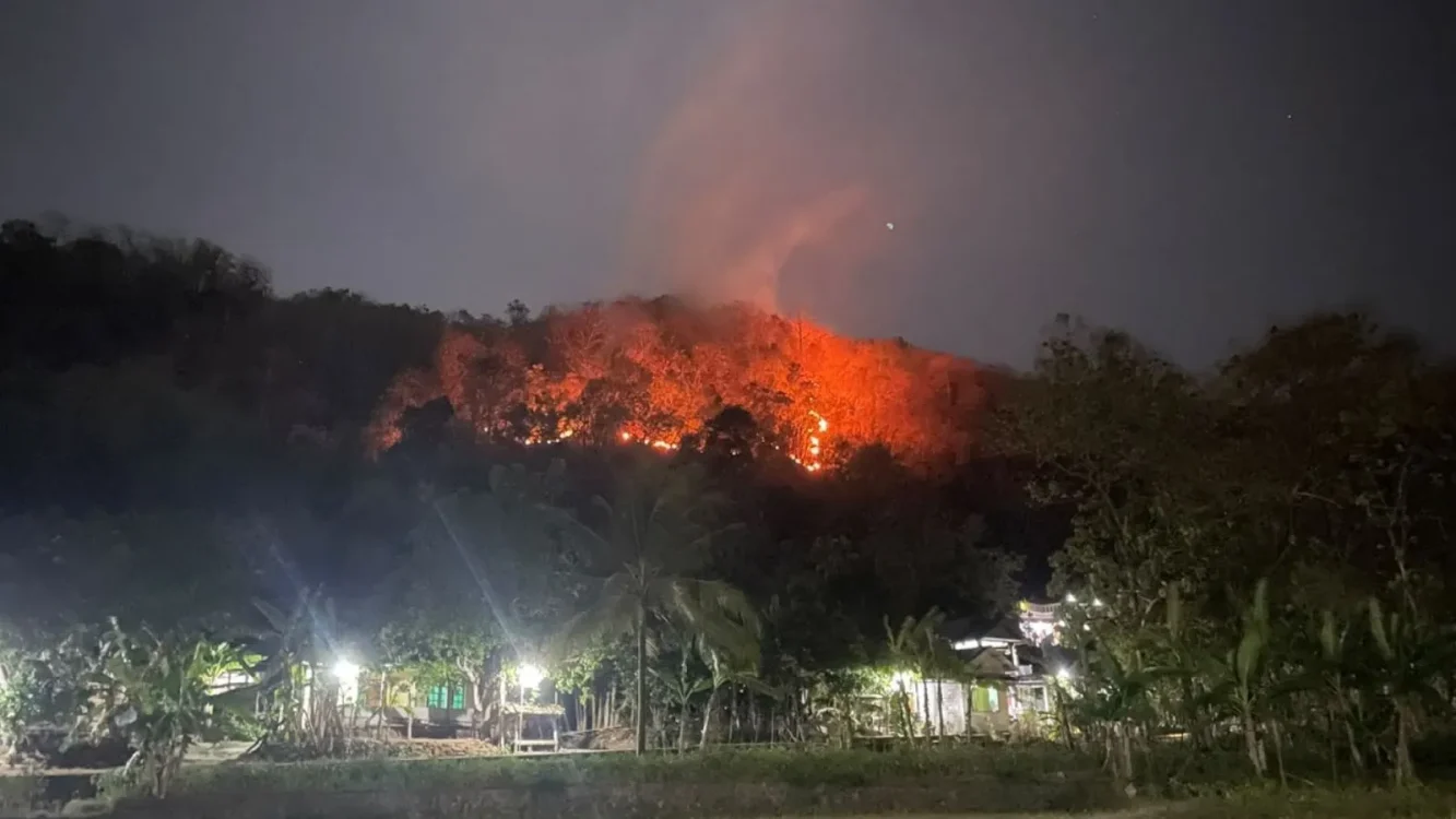 Kobaran api membakar kawasan perbukitan di Kapanewon Imogiri, Kabupaten Bantul, Minggu (26/7/2026) malam. Kebakaran yang terjadi di Kalurahan Selopamioro dan Wukirsari diperkirakan menghanguskan sekitar delapan hektare lahan