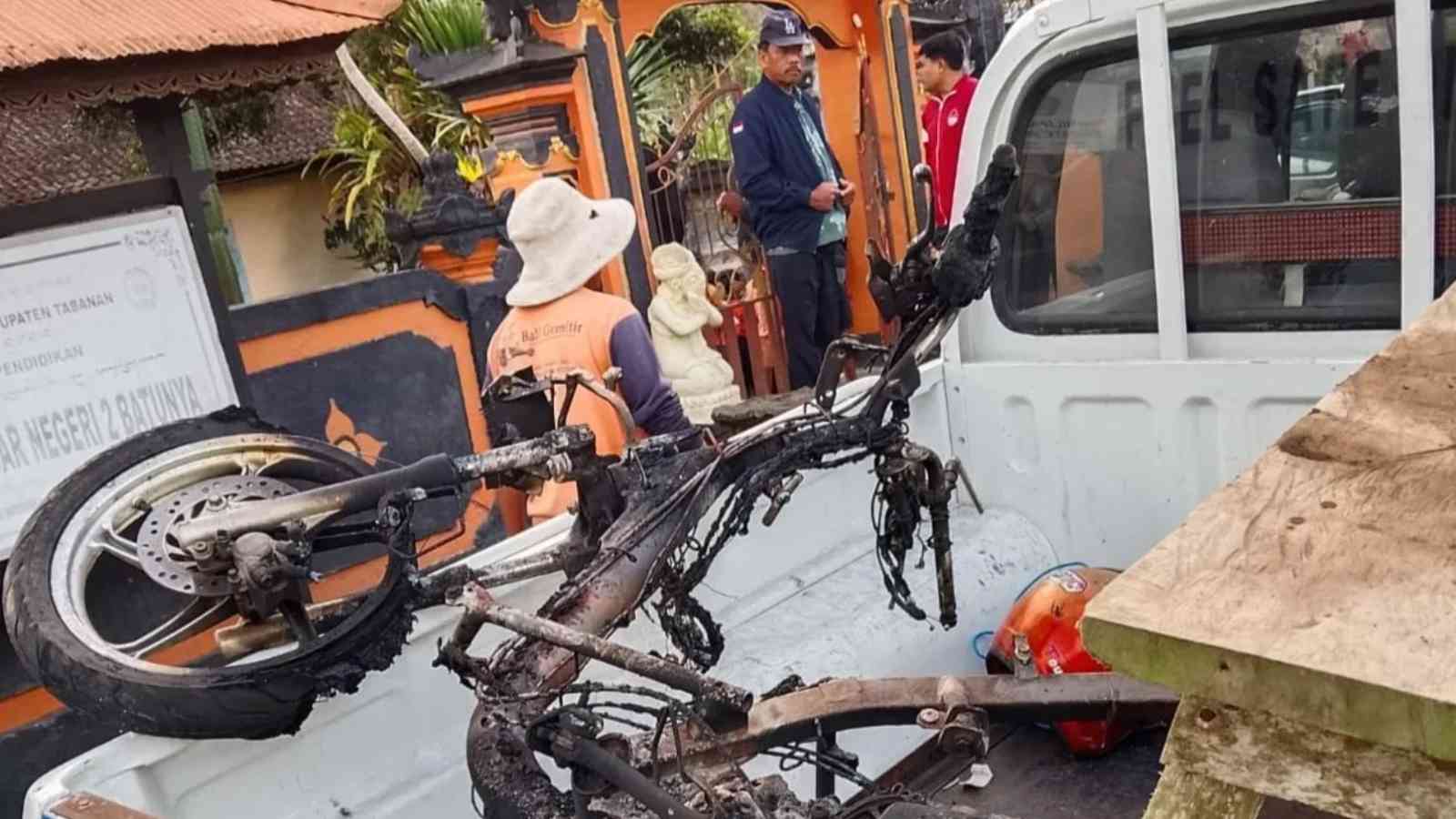 Motor Terduga Maling Ayam dibakar Massa