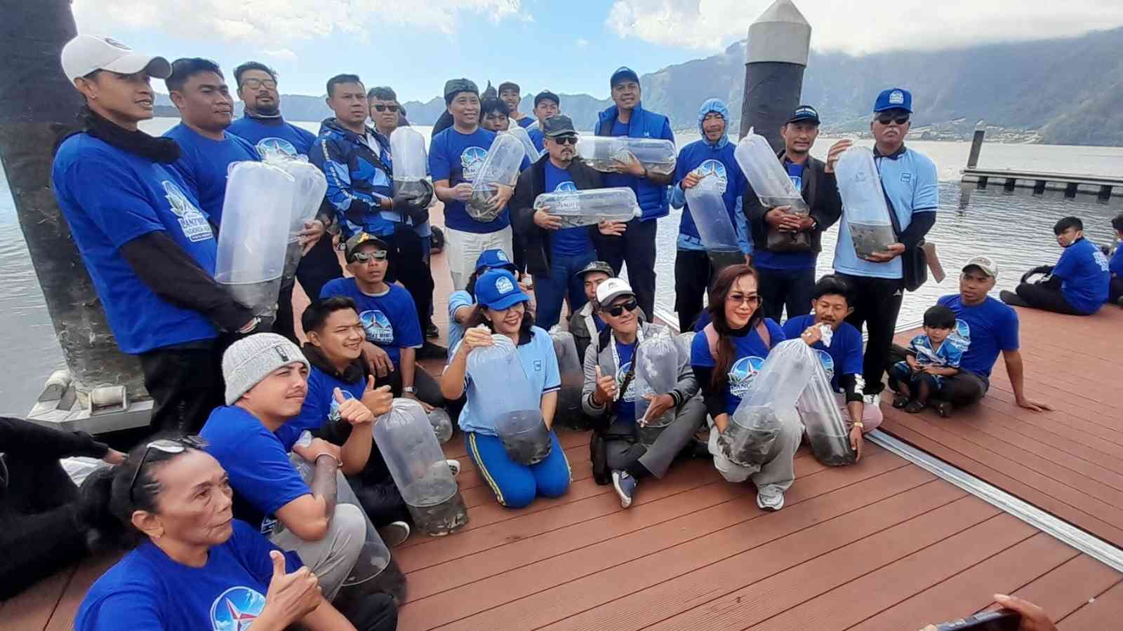 Peringati HUT ke-25, Demokrat Bali Tebar Ribuan Benih Ikan dan Lepas Burung di Danau Batur