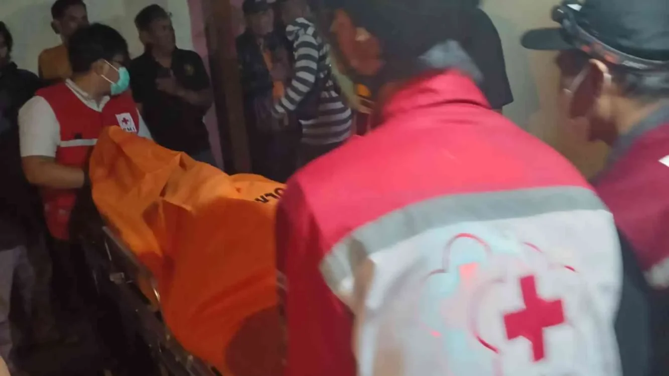 Petugas Palang Merah Indonesia (PMI) mengevakuasi jenazah seorang pria berinisial GSP (37) yang ditemukan meninggal dunia
