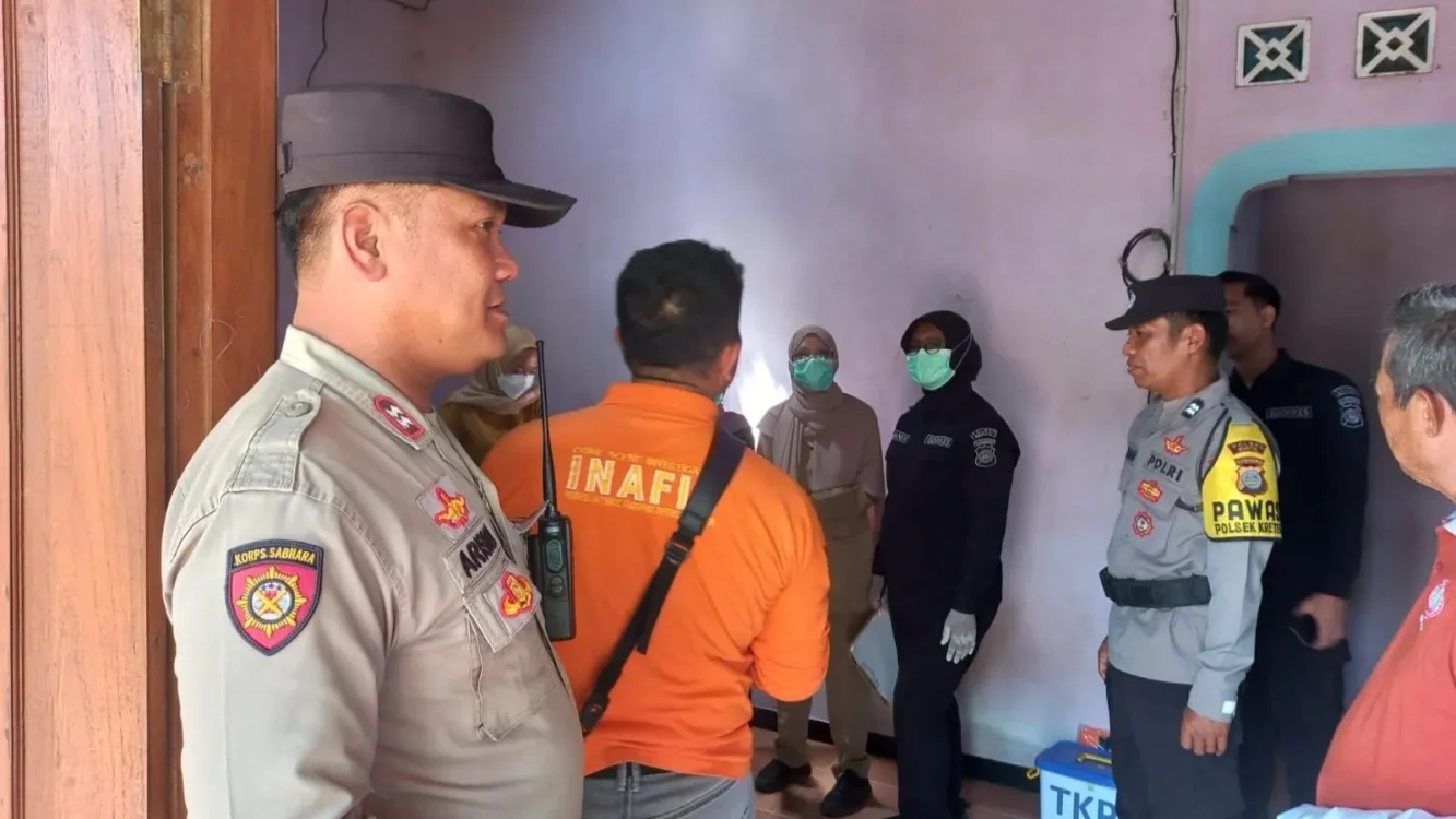 Petugas Polres Bantul, INAFIS, dan tenaga medis melakukan pemeriksaan terkait penemuan APM yang meninggal dunia di kawasan semak parit Sungai Opak, Dusun Sono, Parangtritis, Kretek, Bantul, Senin (27/7/2026). Hasil pemeriksaan tidak menemukan tanda-tanda kekerasan pada tubuh korban.