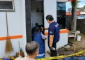 **Caption Gambar:** Petugas Polsek Kasihan bersama Tim Inafis Polres Bantul melakukan olah tempat kejadian perkara (TKP) di pos jaga sebuah perumahan di kawasan Sonosewu, Kalurahan Ngestiharjo, Kapanewon Kasihan, Kabupaten Bantul, Kamis (2/7/2026), setelah seorang petugas keamanan (48) ditemukan meninggal dunia. Hasil pemeriksaan awal menunjukkan tidak ditemukan tanda-tanda kekerasan dan korban diduga meninggal akibat serangan jantung.