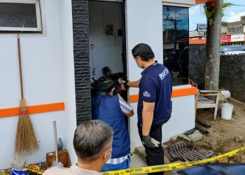 **Caption Gambar:** Petugas Polsek Kasihan bersama Tim Inafis Polres Bantul melakukan olah tempat kejadian perkara (TKP) di pos jaga sebuah perumahan di kawasan Sonosewu, Kalurahan Ngestiharjo, Kapanewon Kasihan, Kabupaten Bantul, Kamis (2/7/2026), setelah seorang petugas keamanan (48) ditemukan meninggal dunia. Hasil pemeriksaan awal menunjukkan tidak ditemukan tanda-tanda kekerasan dan korban diduga meninggal akibat serangan jantung.