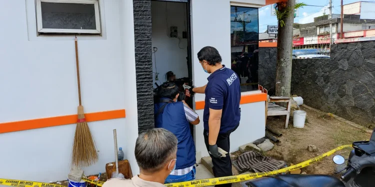 **Caption Gambar:** Petugas Polsek Kasihan bersama Tim Inafis Polres Bantul melakukan olah tempat kejadian perkara (TKP) di pos jaga sebuah perumahan di kawasan Sonosewu, Kalurahan Ngestiharjo, Kapanewon Kasihan, Kabupaten Bantul, Kamis (2/7/2026), setelah seorang petugas keamanan (48) ditemukan meninggal dunia. Hasil pemeriksaan awal menunjukkan tidak ditemukan tanda-tanda kekerasan dan korban diduga meninggal akibat serangan jantung.