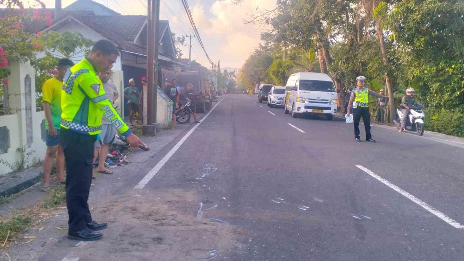 Petugas Satlantas Polres Kulon Progo melakukan olah tempat kejadian perkara (TKP) usai kecelakaan lalu lintas yang melibatkan sepeda motor Yamaha Fiz R dan Light Truck Mitsubishi di Jalan Nanggulan–Dekso, Kalurahan Kembang, Kapanewon Nanggulan, Kabupaten Kulon Progo, Kamis (23/7/2026). Dalam insiden tersebut, pengendara sepeda motor berusia 15 tahun meninggal dunia saat dalam perjalanan menuju RSUD Sentolo.
