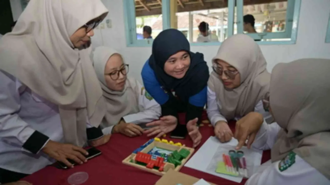 Program edukasi seru bagi para guru untuk mengangkat pentingnya playful learning, disertai dengan sosialisasi pemanfaatan alat-alat belajar seru di “OREO Berbagi Seru” yang diharapkan dapat menunjang proses belajar kreatif dan interaktif di ruang kelas