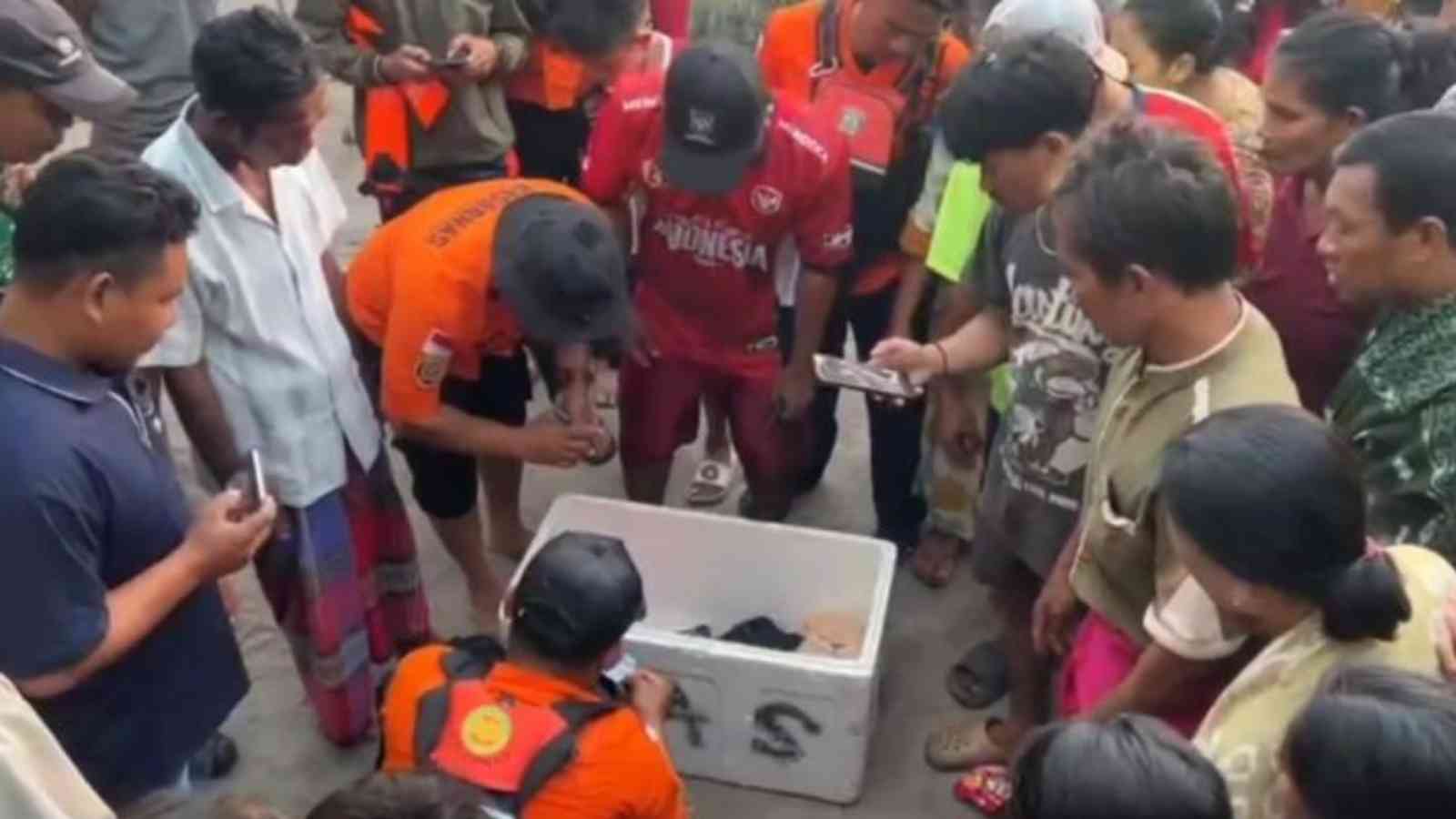 Tim SAR gabungan menemukan sejumlah barang yang diduga milik korban KM Nurul Salsa di sekitar Perairan Sabalana