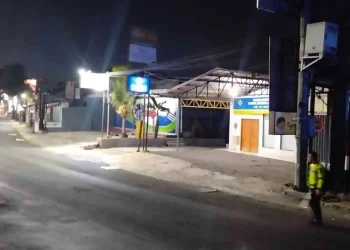 Tragis! Pengendara Motor Tewas usai Tabrak Pembatas Jalan dan Bertabrakan dengan Toyota Raize