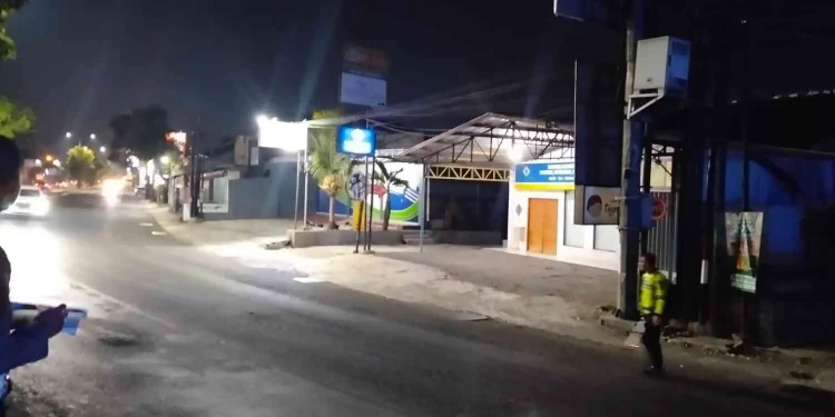 Tragis! Pengendara Motor Tewas usai Tabrak Pembatas Jalan dan Bertabrakan dengan Toyota Raize
