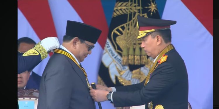 Kapolri Anugerahi Medali Loka Praja Samrakshana kepada Presiden Prabowo