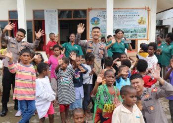Kehangatan Hari Bhayangkara: Satgas Damai Cartenz Disambut Anak Panti Asuhan di Mimika