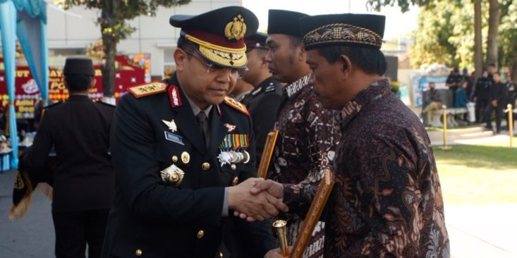 Polda DIY Anugerahkan Penghargaan pada Personel dan Warga Berprestasi di Hari Bhayangkara ke-80