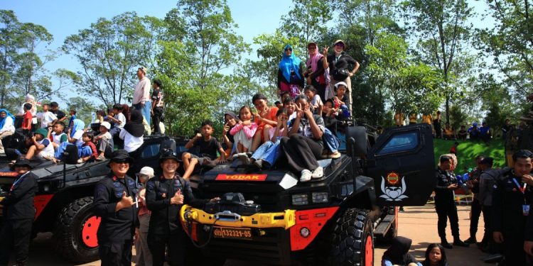 Ribuan Warga Antusias Saksikan Atraksi HUT Bhayangkara ke-80