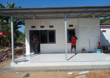 Babinsa Sumenep Dampingi Program Rutilahu, Warga Desa Ellak Laok Sambut Rumah Baru