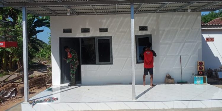 Babinsa Sumenep Dampingi Program Rutilahu, Warga Desa Ellak Laok Sambut Rumah Baru