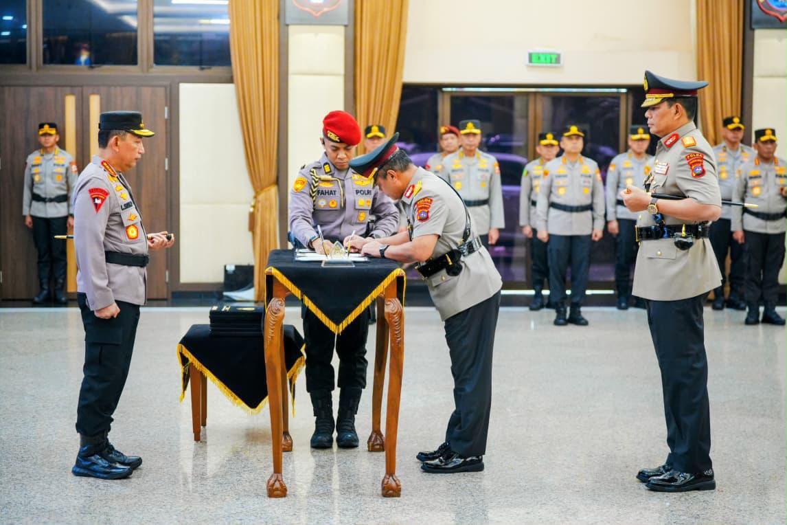 Kapolri Pimpin Sertijab Enam Kapolda di Mabes Polri
