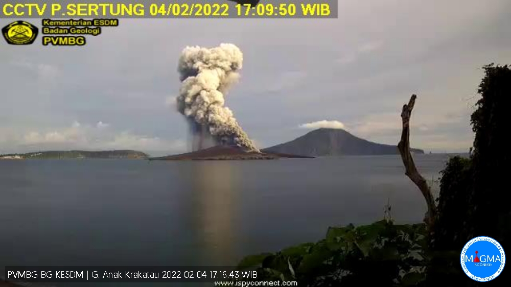 Badan Geologi Tegaskan Video Erupsi Gunung Anak Krakatau di Medsos Hoaks