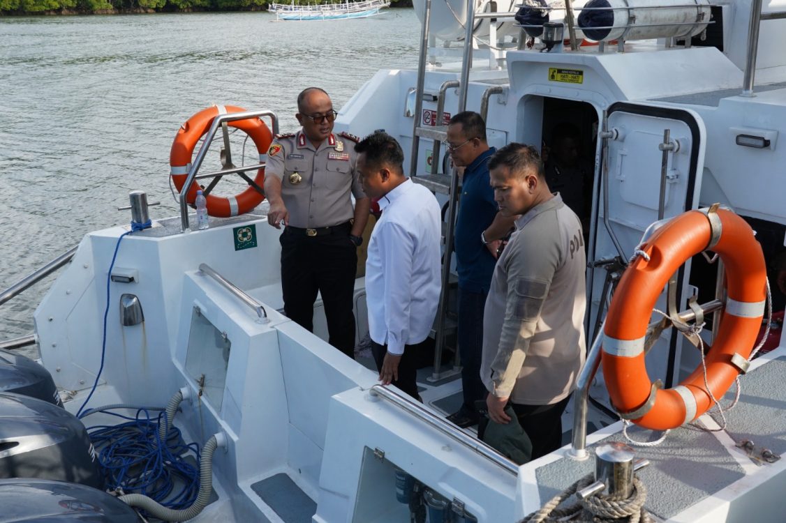 Kapolda Sulbar Tinjau Kapal Patroli Baru untuk Tingkatkan Keamanan Perairan