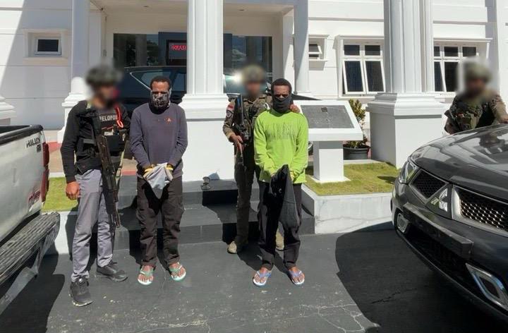 Satgas Damai Cartenz Serahkan Dua Tersangka Pembunuhan dan Penembakan ke Kejaksaan Jayawijaya