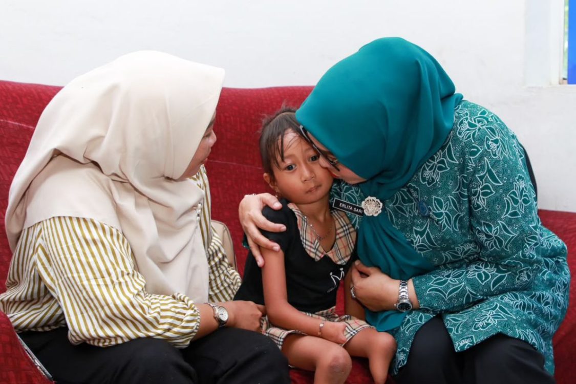 Erlita Amsakar Berikan Bantuan untuk Anak Berkebutuhan Khusus di Batam