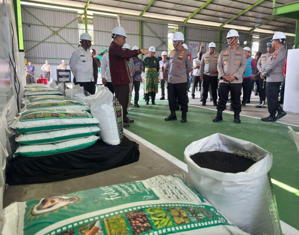 Kapolri Salurkan 80 Ton Pupuk Batu Bara ke Petani Riau