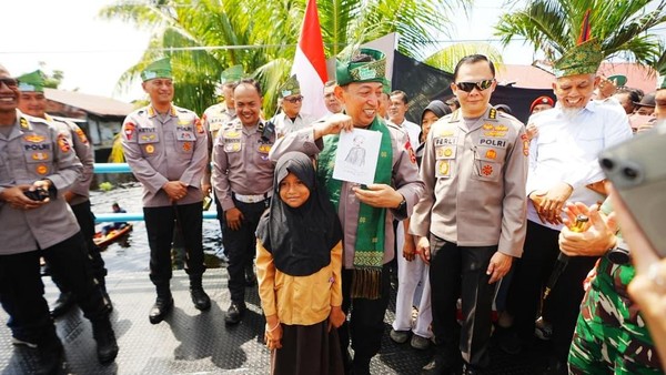 Bocah SD di Dumai Berikan Gambar kepada Kapolri di Peresmian Jembatan