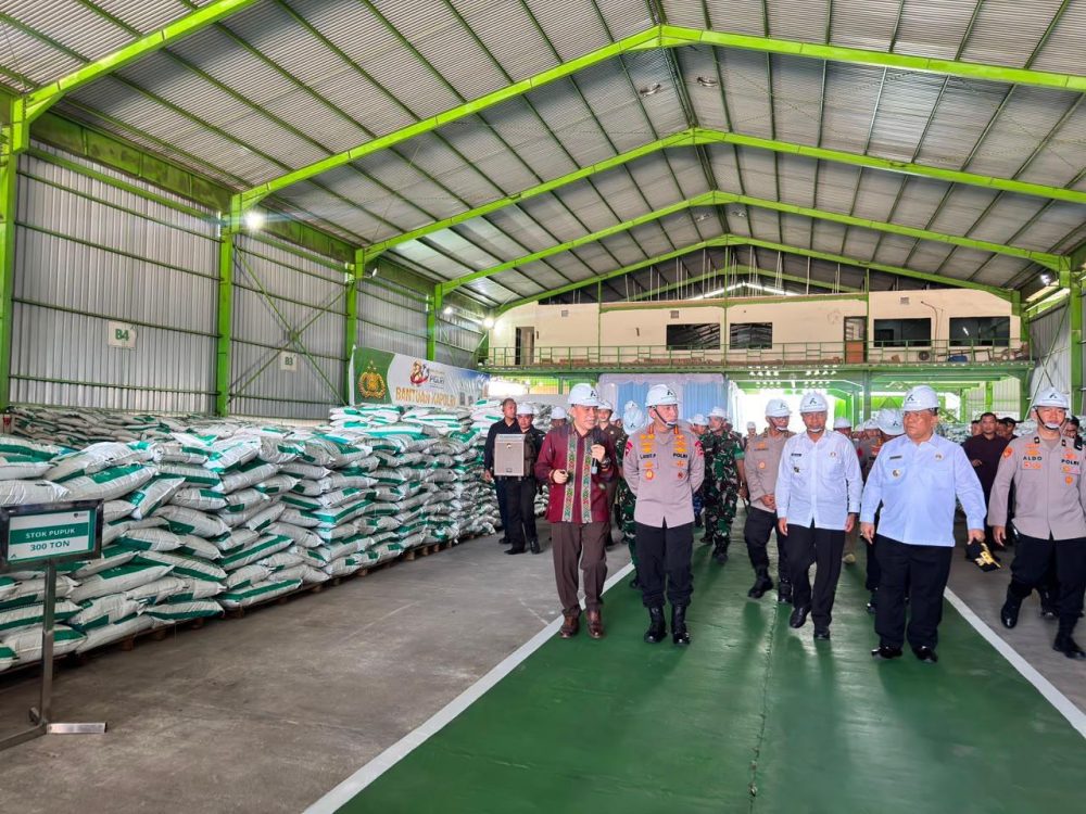 Kapolri Tinjau Pabrik Pupuk di Kampar, Distribusikan 80 Ton untuk Petani Riau