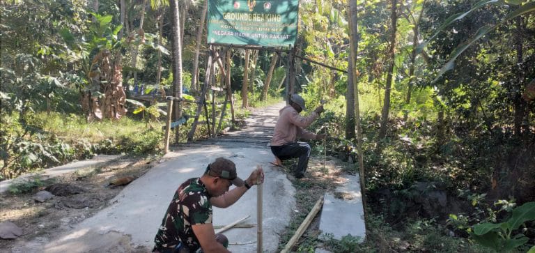 Babinsa Pragaan Mulai Pengukuran Jembatan untuk Percepatan Infrastruktur Desa