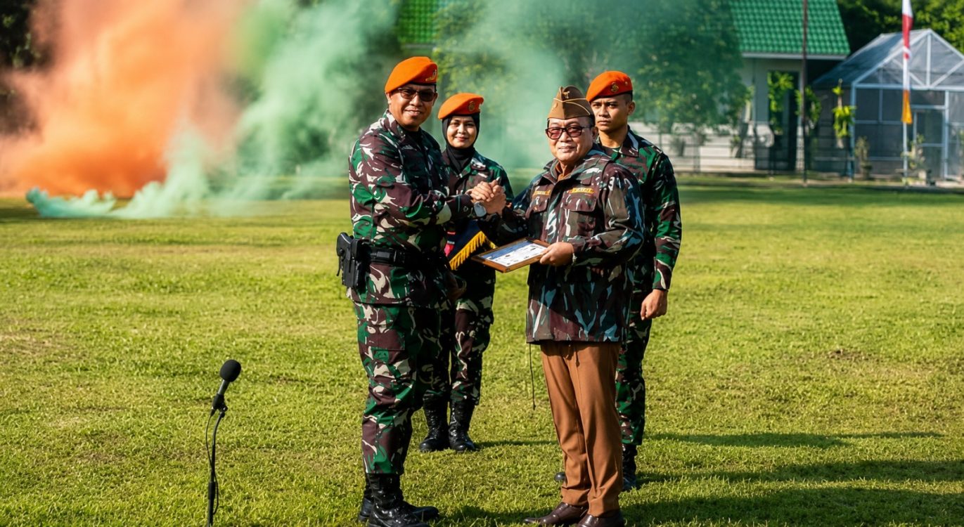 Bupati Kubu Raya Dianugerahi Gelar Warga Kehormatan Korpasgat TNI AU