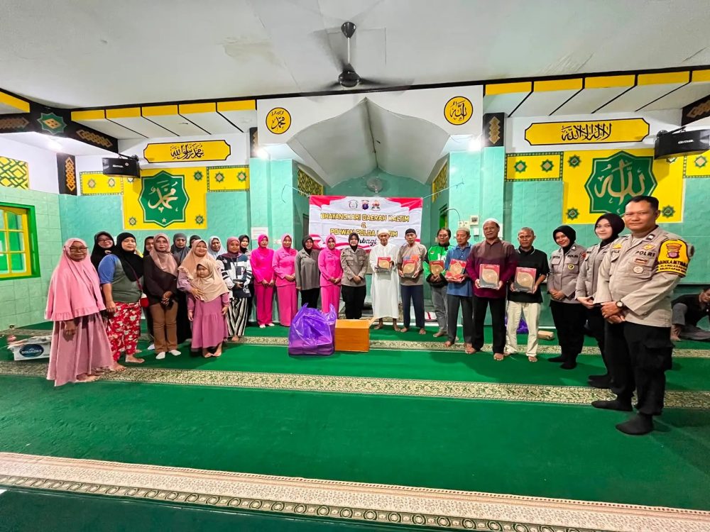 Polwan dan Bhayangkari Polda Kaltim Berikan Bantuan di Mushola Darul Muqomah
