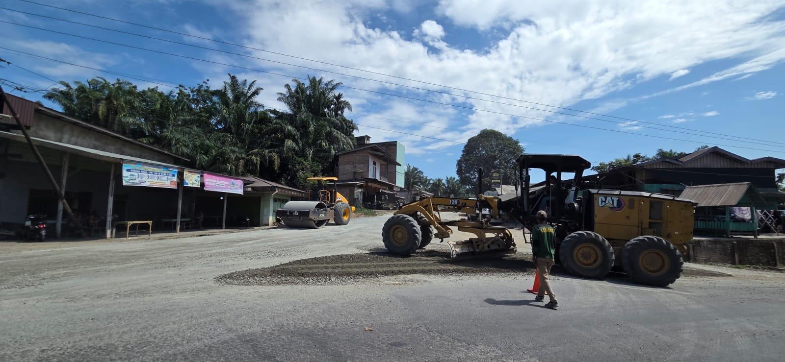 Pemprov Riau Percepat Perbaikan Jalan Rusak di Rokan Hulu