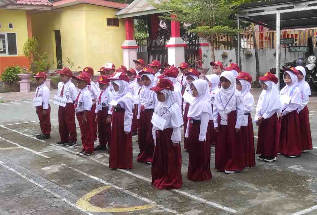 Pentingnya Peran Ayah Mengantar Anak di Hari Pertama Sekolah