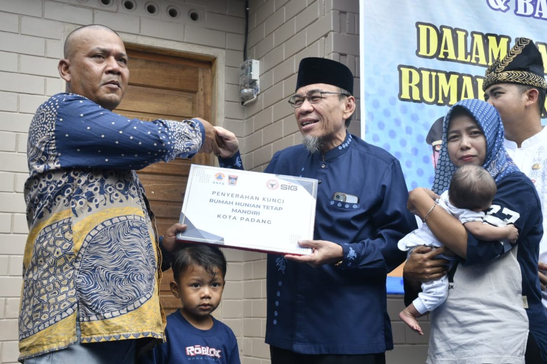 Keluarga Agusman Sambut Rumah Baru Pascabencana di Padang
