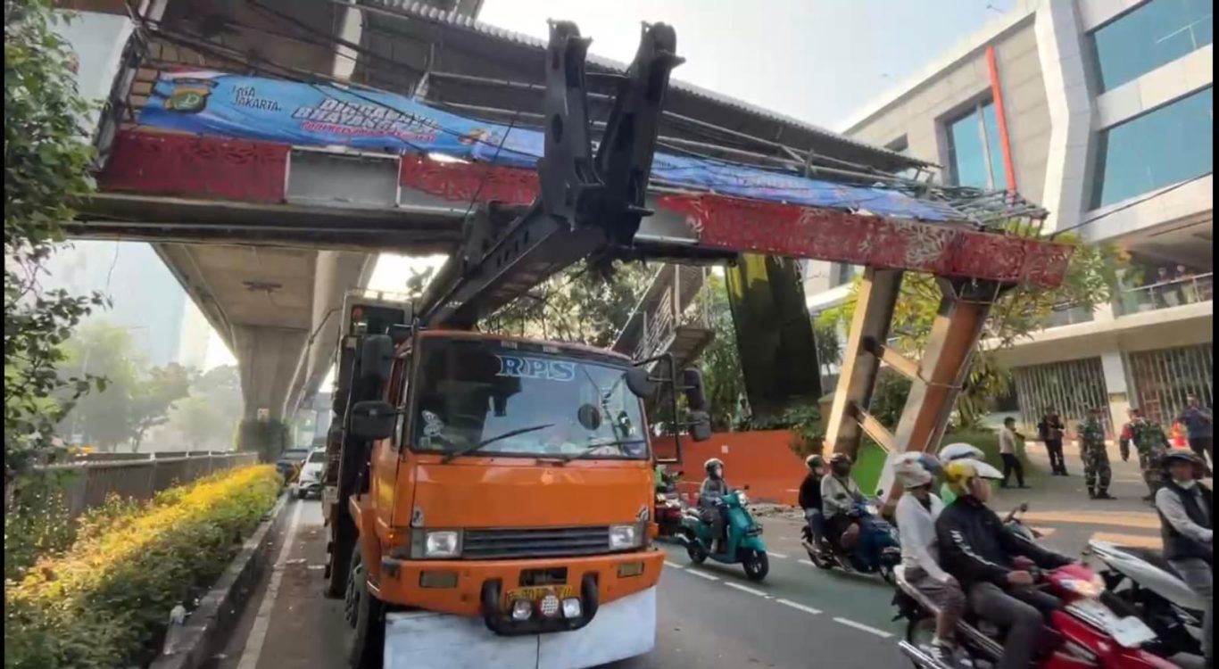 Truk Pengangkut Alat Berat Tersangkut JPO di Tendean, Polisi Selidiki Penyebab