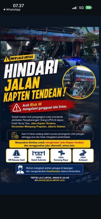 Truk Tersangkut JPO, Lalu Lintas di Jalan Tendean Macet