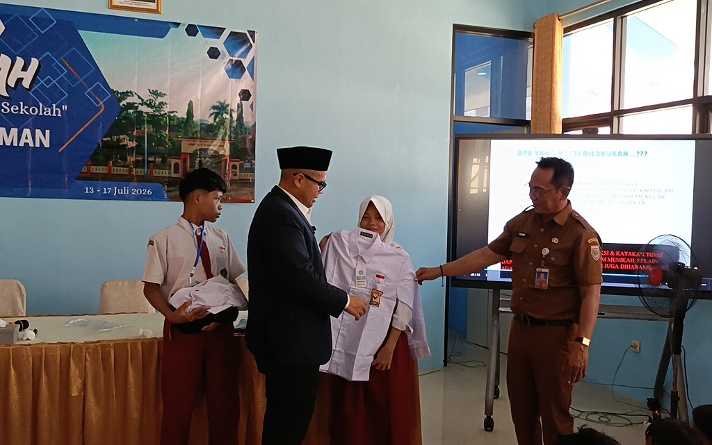 Pemkab Batang Distribusikan 30 Ribu Seragam Gratis untuk Siswa Baru
