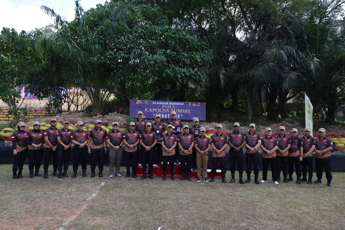 Kapolda Sumsel Serahkan Piala Menembak, Dorong Semangat Pelayanan Publik