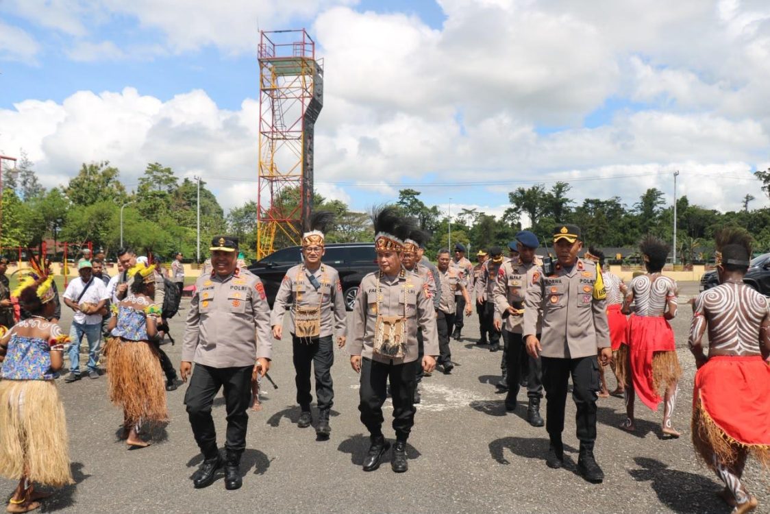 Kapolri Tinjau Operasi di Papua, Fokus pada Pendekatan Humanis dan Kesehatan Personel