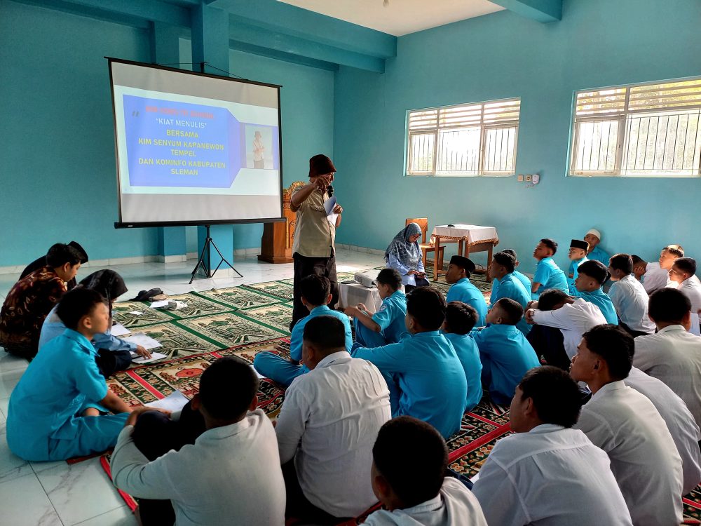 Siswa SMP Muhammadiyah 1 Tempel Latih Kemampuan Kritis Melalui Menulis
