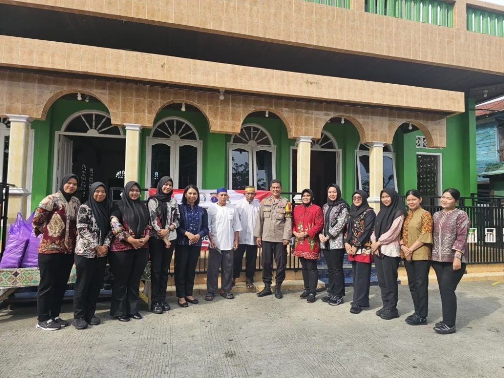 Polwan dan Bhayangkari Polda Kaltim Salurkan Bantuan di Masjid Babussalam