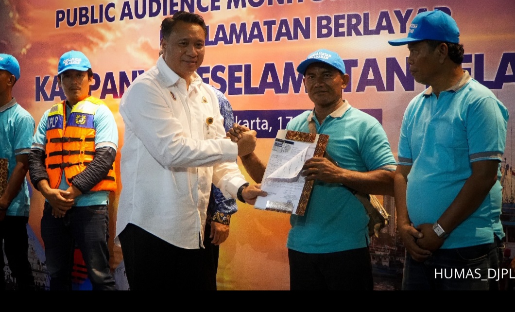 Kemenhub Tingkatkan Keselamatan Pelayaran di Muara Angke dengan Bantuan Life Jacket