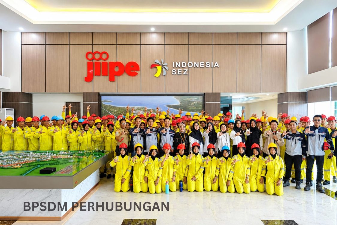 Poltekpel Surabaya Perkenalkan Operasional Pelabuhan Modern kepada Taruna