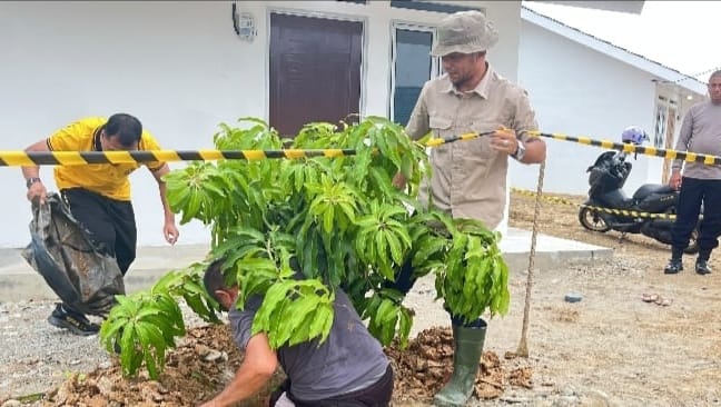 Polres Aceh Tamiang Lakukan Penghijauan di Huntap Presisi dengan Penanaman Pohon