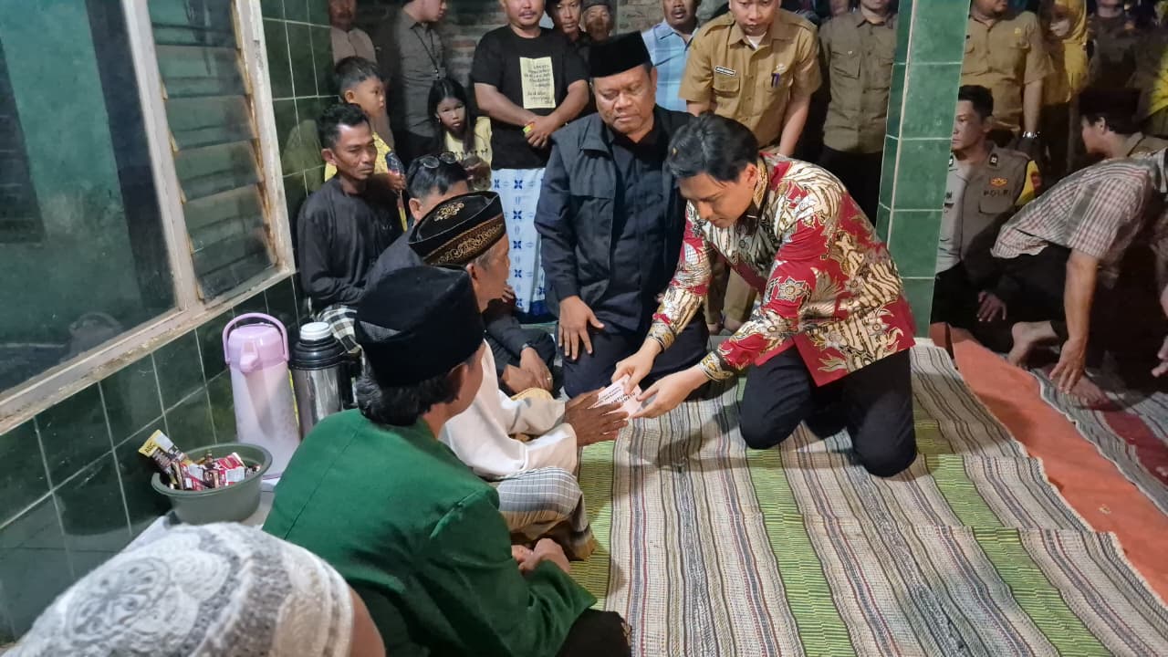 Bupati Indramayu Beri Santunan kepada Keluarga Korban Kecelakaan Pantura