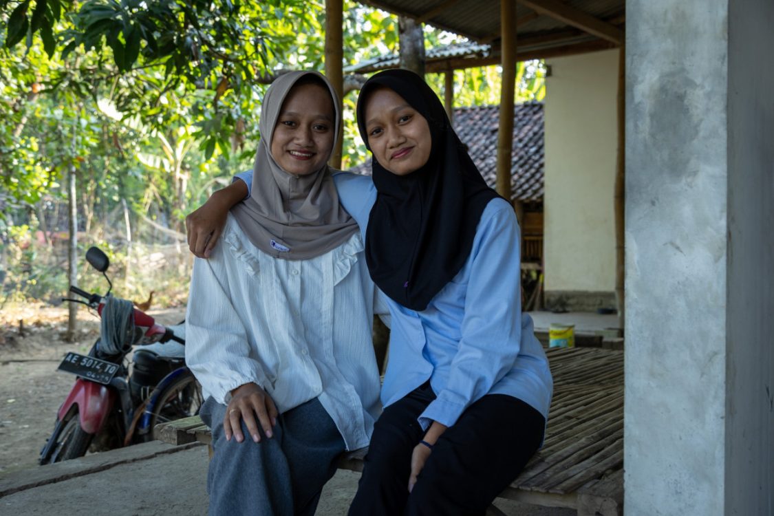 Perjuangan Putri Kembar dari Desa untuk Meraih Pendidikan Tinggi